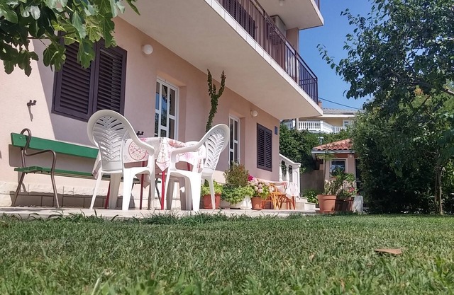 One bedroom apartment with terrace Novi Vinodolski (A-5587-b)