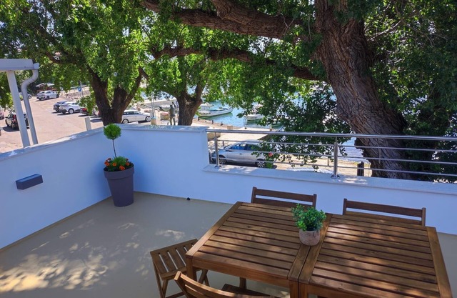 One bedroom apartment with terrace and sea view Klenovica, Novi Vinodolski (A-5579-c)