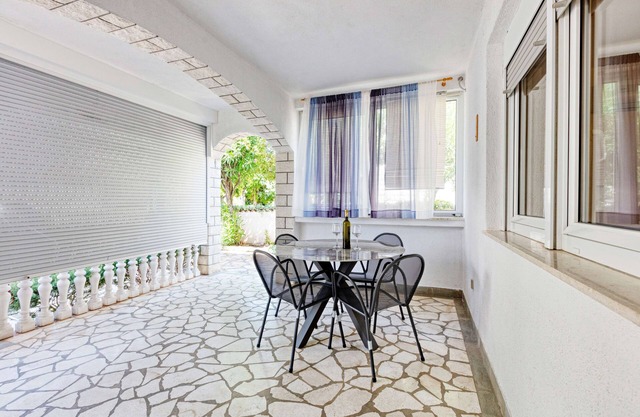 One bedroom apartment near beach Rogoznica (A-23414-c)