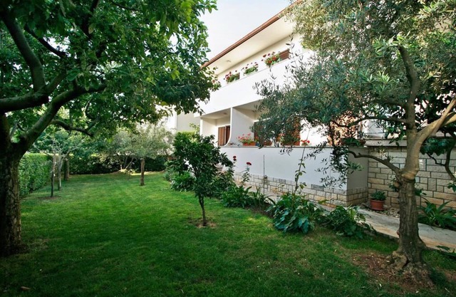 One bedroom apartment for 2 people, away from the traffic noise and close to the beach.