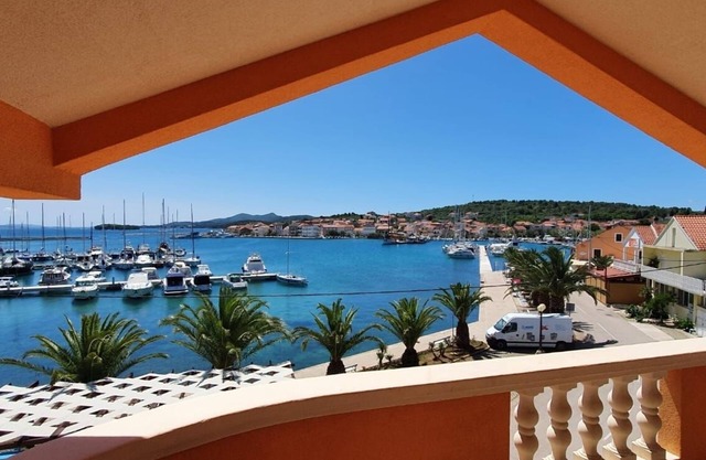 One bedroom apartment with terrace and sea view Kukljica, Ugljan (A-8478-b)