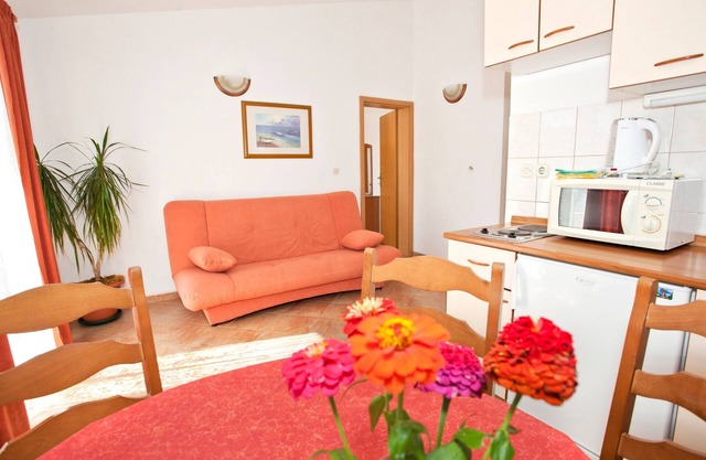 One bedroom apartment near beach Promajna, Makarska (A-2605-a)