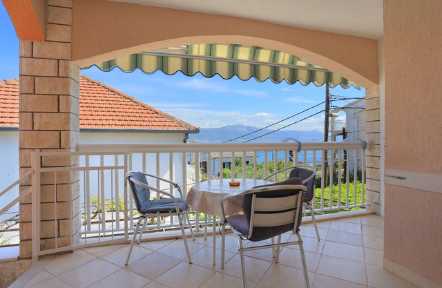 One bedroom apartment with terrace and sea view Arbanija, Čiovo (A-18797-b)