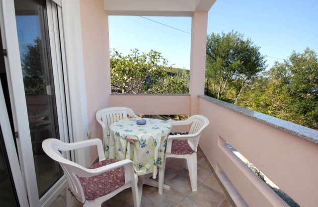 One bedroom apartment with terrace and sea view Lukoran, Ugljan (A-836-b)