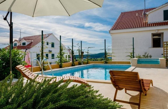 One bedroom apartment with balcony and sea view Milna, Brač (A-22122-b)