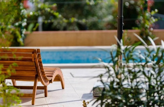 One bedroom apartment with terrace and sea view Milna, Brač (A-22122-c)