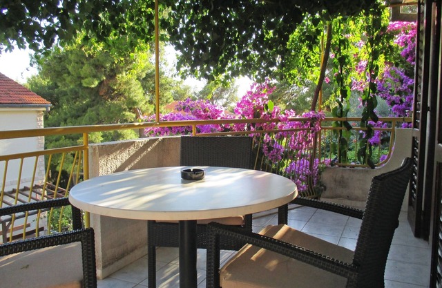One bedroom apartment with terrace Ivan Dolac, Hvar (A-4584-b)