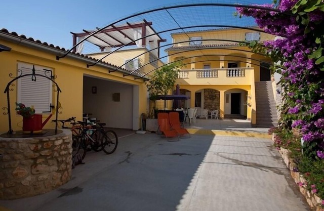 One bedroom apartment with terrace Poljana, Ugljan (A-8523-e)