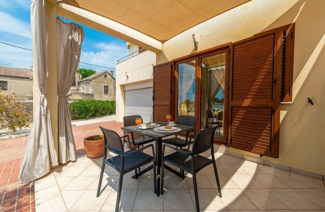 One bedroom apartment with terrace and sea view Nin, Zadar (A-5666-c)