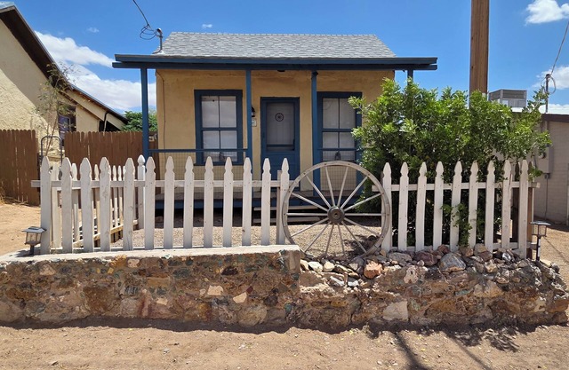 One Bedroom Guest House 500 ft from Bird Cage Theater and Historic District