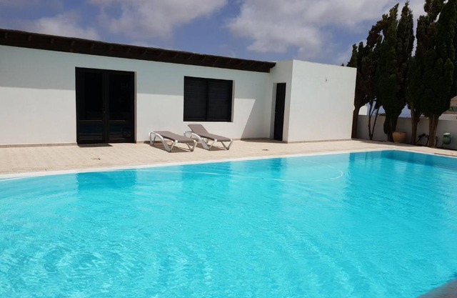 One bedroom house with private pool enclosed garden and wifi at Nazaret
