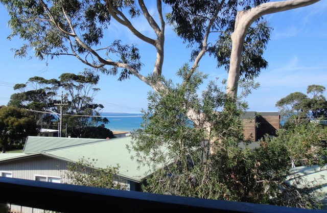 One block from the surf beach, ocean views