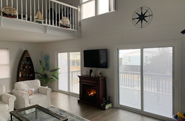 One minute walk to the beach! Family friendly. Beautiful sunrise/sunset views!