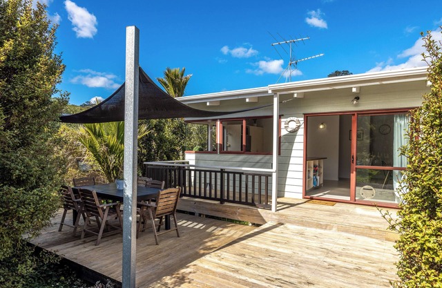 Onetangi Beach Retreat - Waiheke Holiday Home