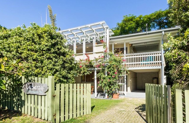 Only minutes walk to Cylinder and Deadmans Beaches - 1 Pet Allowed.