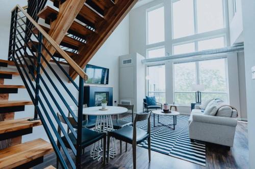 Open 2BR-1BA Penthouse w Pool and Balcony