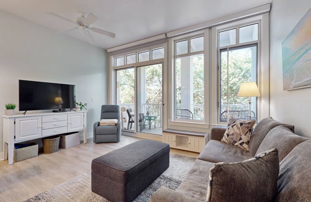 Open and attractive condo near beach with shared pool & hot tub