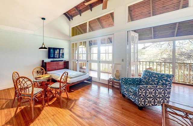 Open and Spacious Tropical Condo w/Private Washer/Dryer, Shared Pool, Free WiFi