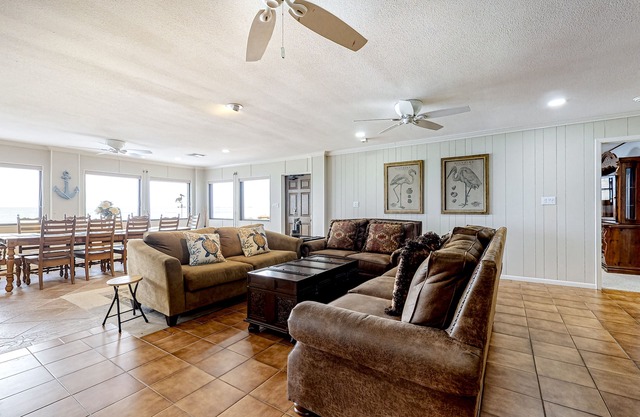 Open & Bright Bayfront Getaway w/a Full Kitchen, Furnished Deck, & Fast WiFi
