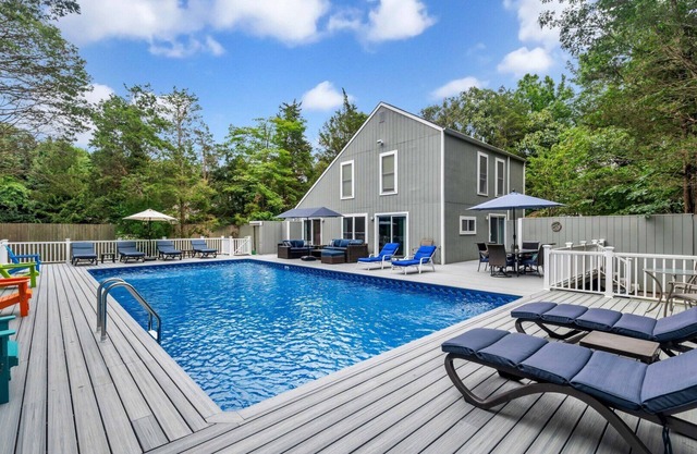 Open Plan, Summery Furnishings, Spacious Deck with Patio Furniture, Access.