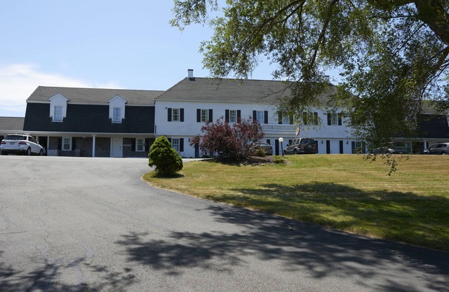 Open year round - Family friendly rooms - 5 minutes from beach area.