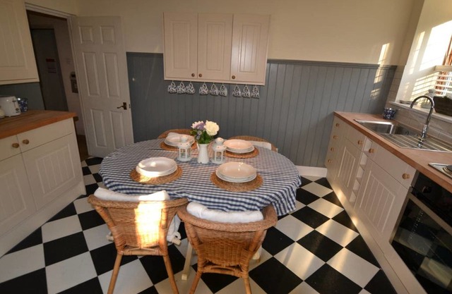 Orange Blossom / 3-bed home on Osea Island, Essex