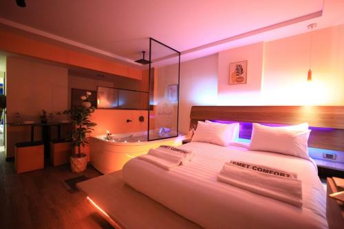 Orange Blossom 5 min Airport Jacuzzi Suite, Massager