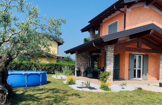 Orange: private house with garden in the centre of Moniga del Garda