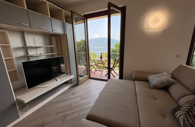 Ortensia house with lake view and garden in Baveno