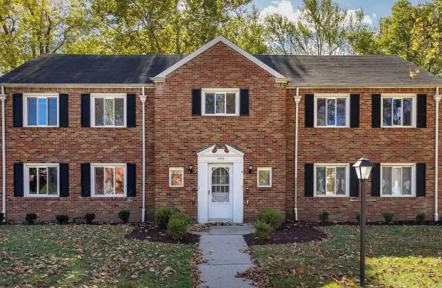 Ottawa Hills Hillandale House Cozy Condo in the charming village w/WiFi, AC