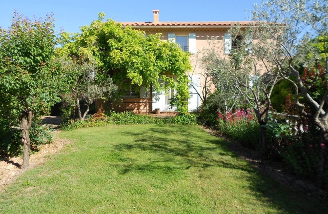 OULIVADE Luberon in Provence. 4 kms from ROUSSILLON Villa for 6 people