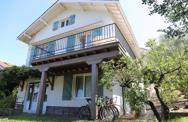 OUT OF RENTAL MARKET - Walk to the beach, perfect house for groups & families