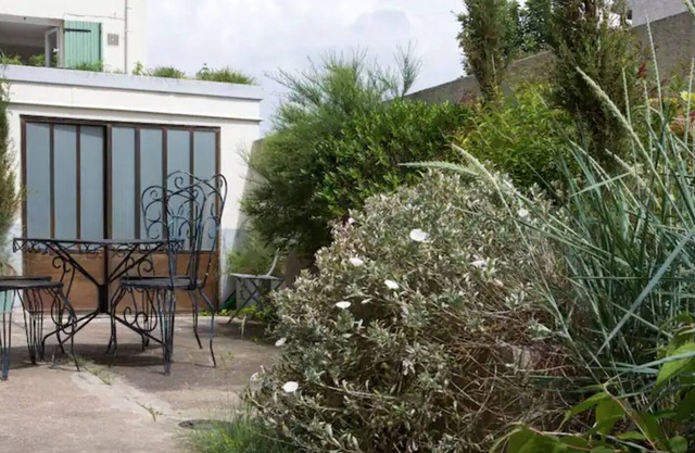 Out of the ordinary artist's studio 15 min from Paris centre