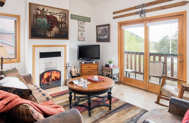 Outpost: Clark's Knoll 351 - Walk to Town Square