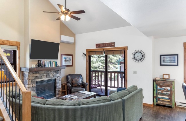 Outpost: Clark's Knoll 371 - Walk to Town Square