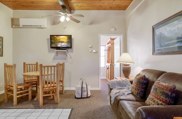 Outpost: Town Square Lodge 12 - Close to Town Square