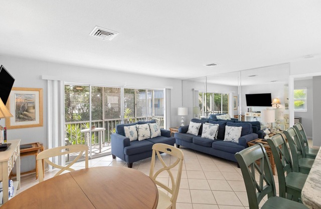 Outrigger Resort #4: 2 BR / 2 BA Condo on Longboat Key by RVA, Sleeps 4
