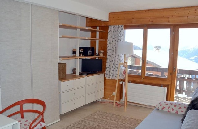 Outside : studio in Chandolin, for 1-2 persons, on the 2nd floor of an apartment house, elevator, s