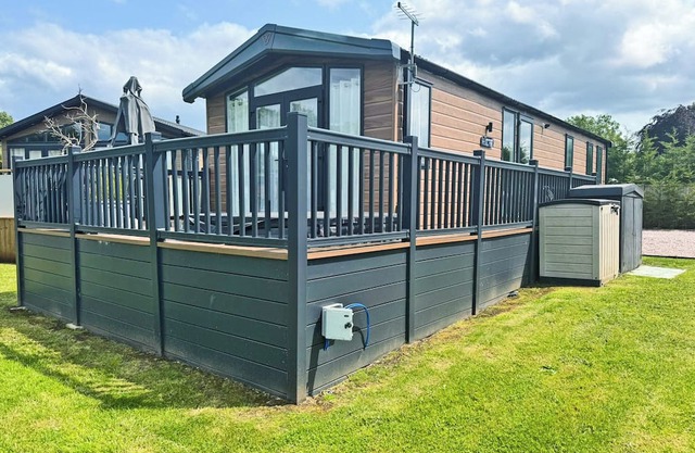Outstanding and luxurious lodge with one double bedroom and one twin bedroom.