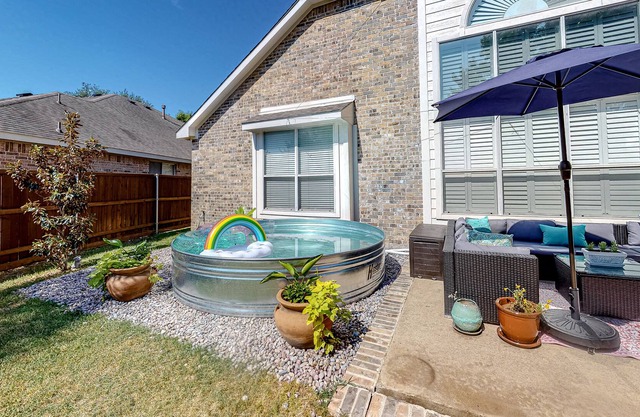 Outstanding home near lakes & town with park-like backyard, grill & fast WiFi