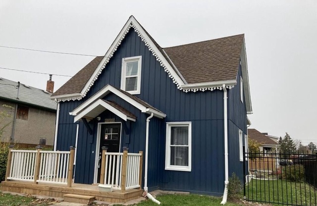 Over a century built cottage walking distance to Niagara Falls attractions