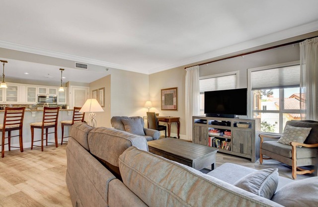 OVER-SIZED 2 BR PATIO UNIT STEPS TO POOL & COURTYARD!