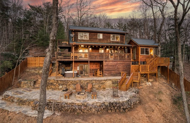 Overlook Nook, Mtn View Cabin w/Treehouse, Hot tub & 2 King Beds