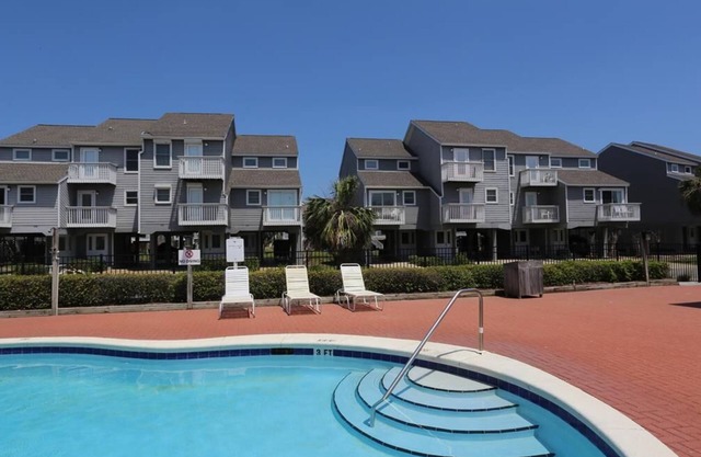 Overlooking The Pool and Pond~ Short Walk To Beach