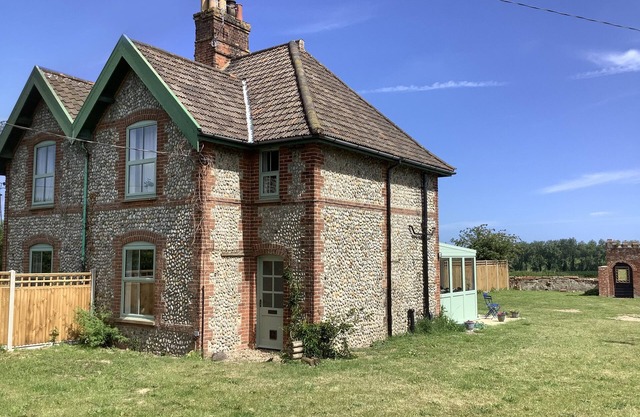 OWL COTTAGE, pet friendly, character holiday cottage in Southrepps