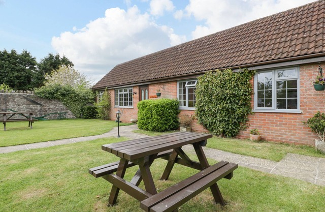 OWLS RETREAT, pet friendly, character holiday cottage in Brean