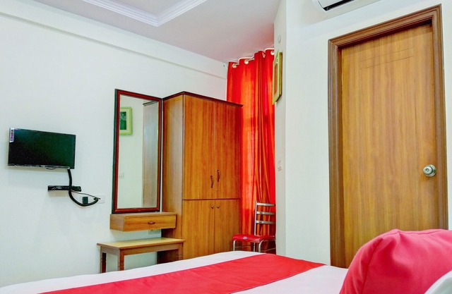 OYO 12083 Hotel Champion Inn