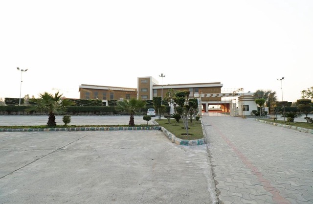 OYO 28414 Royal Palm Resort