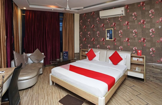 OYO 28439 Skylark Hotel