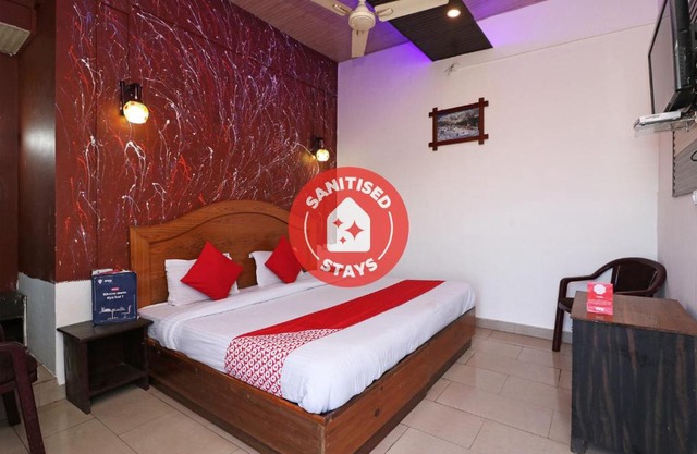 OYO 74297 Hotel Silver Palace